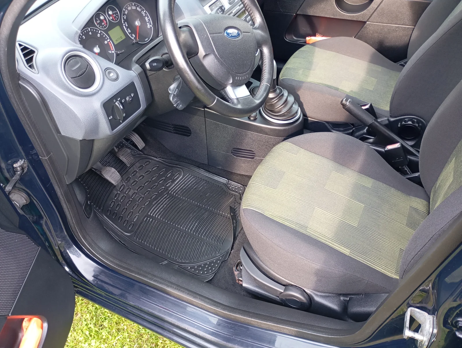 Vyčištěný interiér vozu Ford Focus po realizaci Woňafka