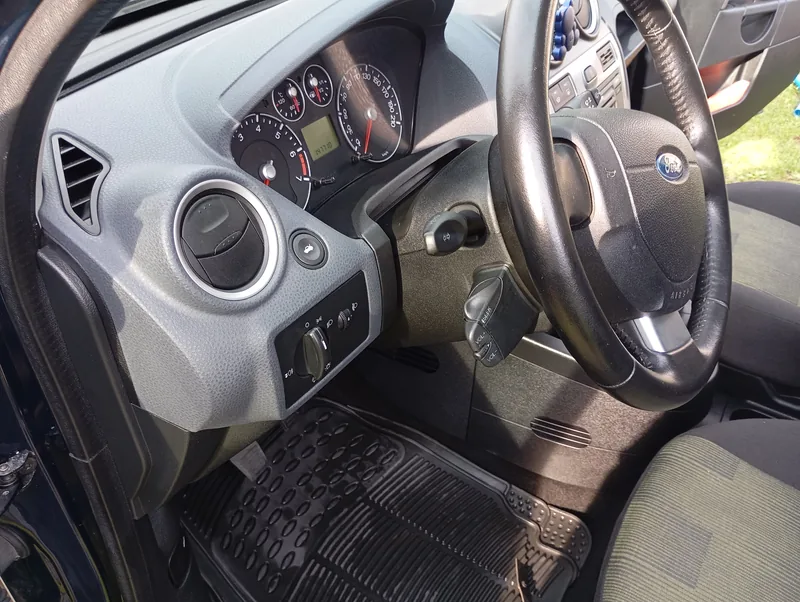 Ford Focus – kompletní čištění interiéru – Prostor řidiče, stav po práci