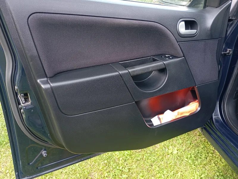 Ford Focus – kompletní čištění interiéru – Dveřní výplň, stav po práci