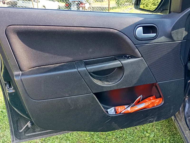 Ford Focus – kompletní čištění interiéru – Dveřní výplň, stav před prací