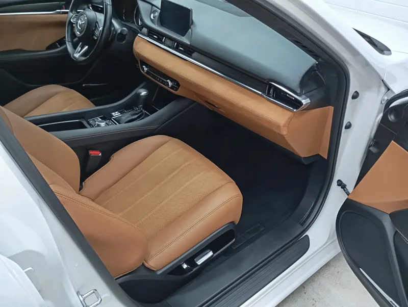 Mazda – čištění a ochrana koženého interiéru – Přední sedadlo a prostor řidiče, stav po práci