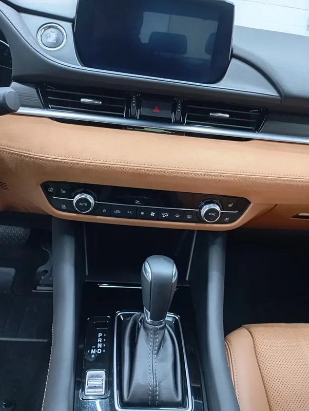 Mazda – čištění a ochrana koženého interiéru – Palubní deska, stav po práci