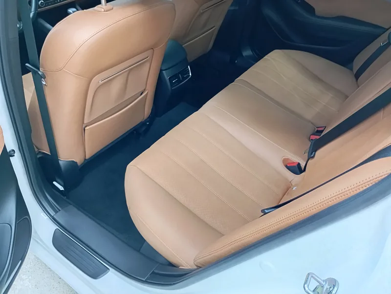 Mazda – čištění a ochrana koženého interiéru – Zadní sedadla, stav po práci