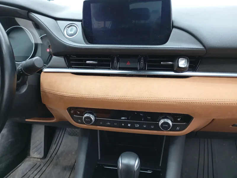 Mazda – čištění a ochrana koženého interiéru – Palubní deska, stav před prací