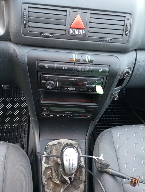 Škoda Octavia – Středový panel a konzole po vyčištění