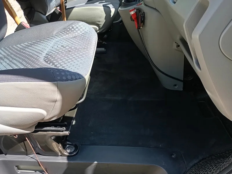 Renault Trafic – extrémně znečištěný interiér – Podlaha u spolujezdce, stav po práci