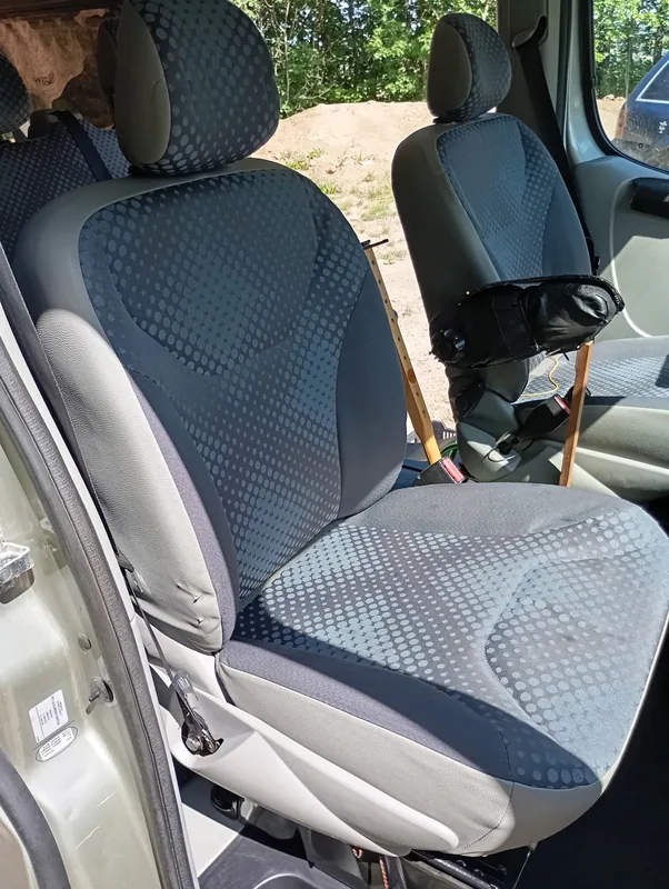 Renault Trafic – extrémně znečištěný interiér – Sedadlo spolujezdce, stav po práci