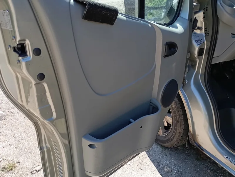 Renault Trafic – extrémně znečištěný interiér – Dveřní výplň, stav po práci