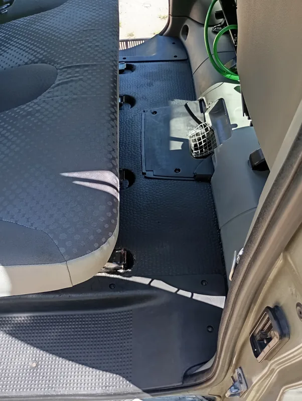 Renault Trafic – extrémně znečištěný interiér – Zadní část kabiny, stav po práci