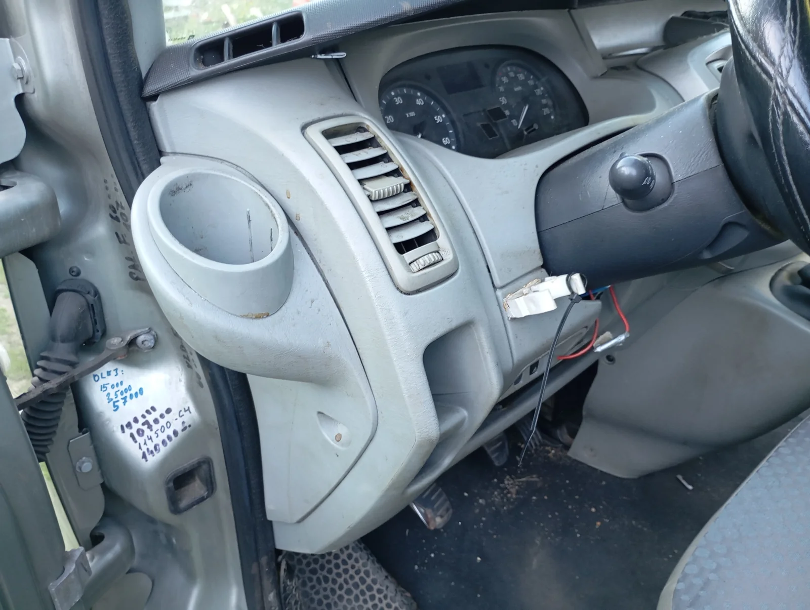 Renault Trafic – extrémně znečištěný interiér před realizací