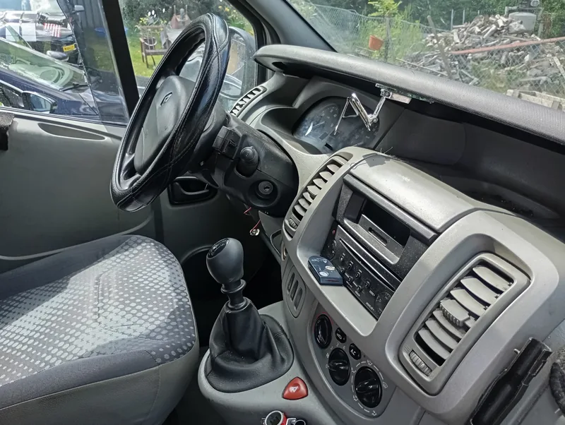 Renault Trafic – extrémně znečištěný interiér – Přední část kabiny, stav před prací
