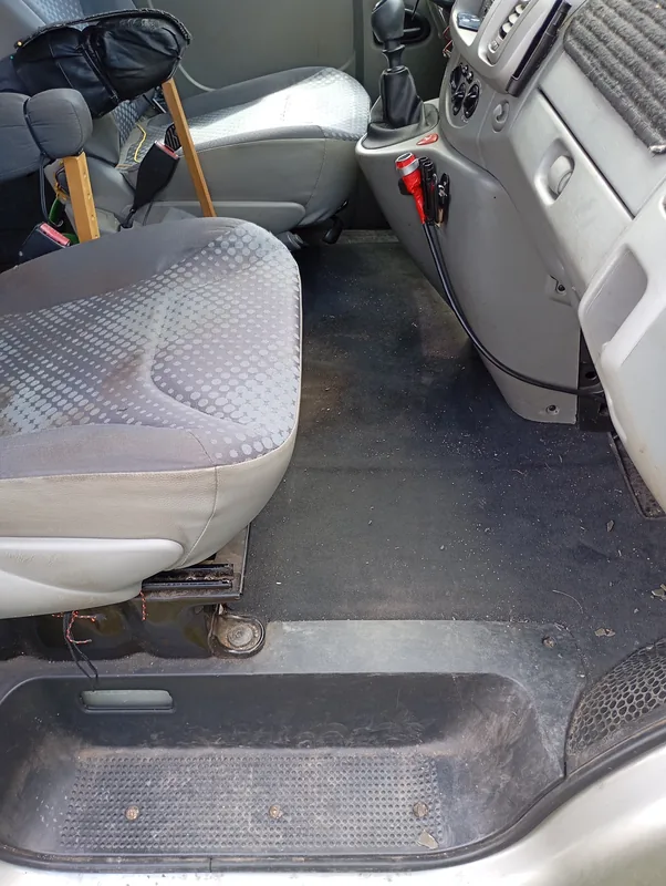Renault Trafic – extrémně znečištěný interiér – Podlaha u spolujezdce, stav před prací