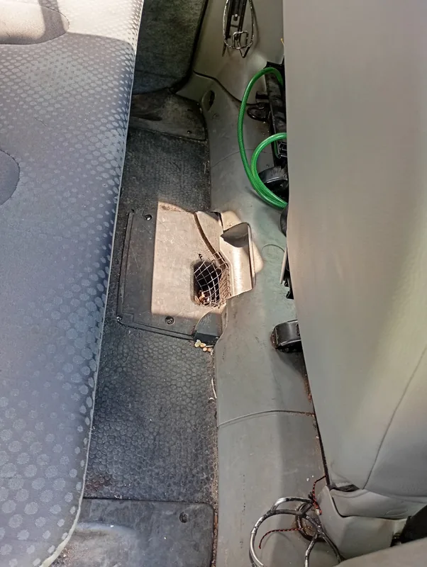 Renault Trafic – extrémně znečištěný interiér – Zadní část kabiny, stav před prací