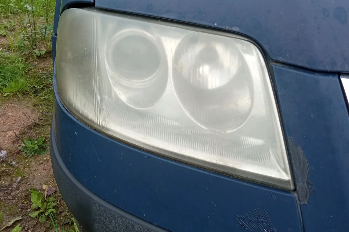 Pravý světlomet před renovací