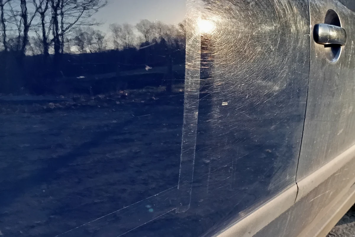 Rozdíl na laku Volkswagenu Passat před a po leštění