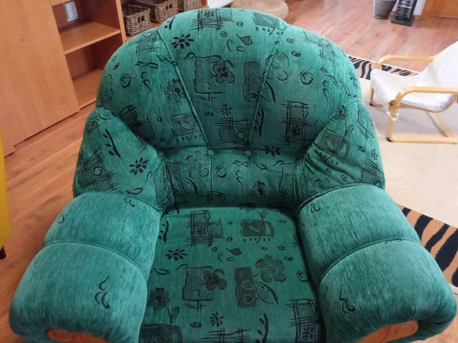 Stejné čalouněné křeslo po tepování
